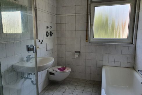Tageslicht-Bad mit Wanne, Dusche und WC